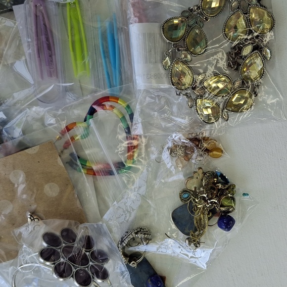 28+ Pieces Assorted Wearable Jewelry - Picture 4 of 4